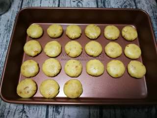 9、花生酥,分成每个23-25g左右的扁扁的面团。喜欢桃酥那样的就摁扁。