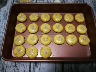 11、花生酥,撒上芝麻。烤箱提前预热170℃，上下火烤20分钟。