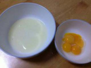 1、哈根达斯风味冰淇淋,鸡蛋用分离器分离蛋黄蛋白，装蛋白的盆不能有任何杂质