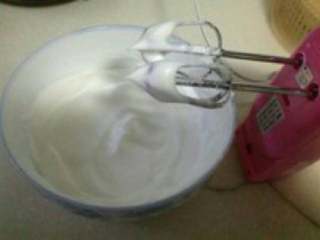 2、哈根达斯风味冰淇淋,蛋白中加几滴柠檬汁（没有可不加，我就没加），把30g细砂糖分两次加入蛋白，用电动打蛋器将蛋白打至干性发泡（加糖容易打发一点），打好的蛋白可以先放入冰箱冷藏待用。