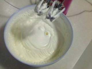 3、哈根达斯风味冰淇淋,淡奶油提前放冰箱冷藏，倒入容器用电动打蛋器打至8、9成发（最好把容器也先放冰箱冰一会），自己看看差不多就行。