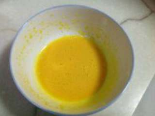 4、哈根达斯风味冰淇淋,把10g糖加到蛋黄中，用打蛋器将蛋黄打散成蛋黄液