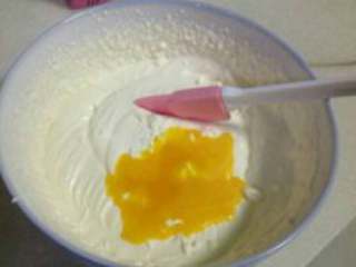 5、哈根达斯风味冰淇淋,将蛋黄液分次加入到打发的淡奶油中，加一次，用刮刀拌匀一次，直到全部混合均匀。