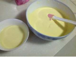 6、哈根达斯风味冰淇淋,然后再分次加入炼乳，也是加一次，都要拌匀一次，不能偷懒，一定要慢慢拌匀。