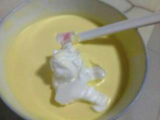 7、哈根达斯风味冰淇淋,从冰箱取出打发的蛋白，分3、4次加入到搅拌好的淡奶油中，加一次拌匀一次，直至全部拌匀即可。