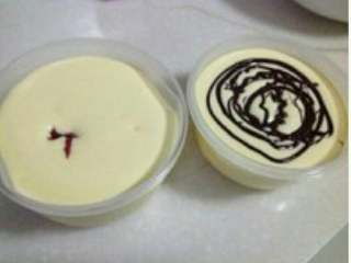 8、哈根达斯风味冰淇淋,将搅拌好的冰淇淋液倒入密封盒中，加果酱或坚果的就可以加了，自己觉得如果加坚果的话最好冻个一个半小时再加入拌匀。我加了自制的草莓酱和融化的巧克力。