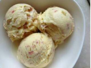 9、哈根达斯风味冰淇淋,放入冰箱冷冻四个小时以上，冻不硬的，可以放心，从冰箱拿出来，用专用的挖球器，直接就可以吃，也可以稍微放置几分钟，我是直接吃的，哈哈，太美味了，绝对不输给哈根达斯！