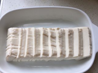 4、豆腐肉末蒸蛋,把豆腐倒扣在盆里，切成小块