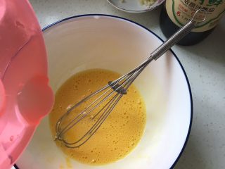 5、豆腐肉末蒸蛋,鸡蛋打散加入温水，温水放1克盐，鸡蛋与温水比例为1:1