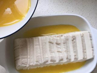 7、豆腐肉末蒸蛋,蛋液到入豆腐盆中