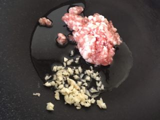 9、豆腐肉末蒸蛋,热锅中放入蒜泥和肉末