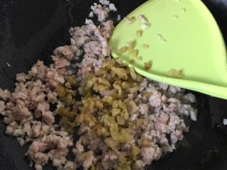 10、豆腐肉末蒸蛋,翻炒出香味后加入榨菜末