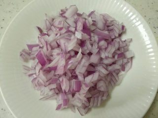 1、奶酪烩土豆,洋葱切碎。