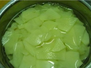 2、奶酪烩土豆,放在锅里，加入足够的水来覆盖土豆，然后加入切碎的洋葱。煮土豆和洋葱，直到土豆变软。然后沥干水备用。