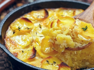 4、奶酪烩土豆,然后倒入烤碗中再铺上芝士酱，放入烤箱160度烤15分钟即可。