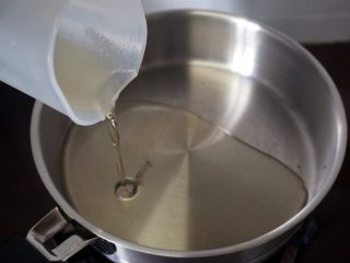 5、50克广式红豆蓉月饼,热锅，放入125克玉米油，准备炒馅。