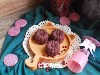 8、50克广式红豆蓉月饼,炒好的红豆馅料冷却后就可以用了，如果不用，密封好，放冰箱冷藏保存哦。