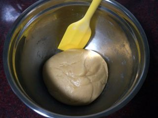 11、50克广式红豆蓉月饼,拌至无干粉状态，封上保鲜膜，静置30分钟左右再接着操作。