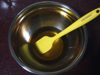 9、50克广式红豆蓉月饼,制作月饼皮：将木糖醇转化糖浆、碱水、玉米油混合。