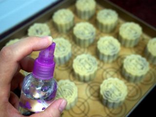 16、50克广式红豆蓉月饼,入炉前，先在月饼表面喷上适量的清水。然后放入中层，上下火210度烤8分钟，定型。