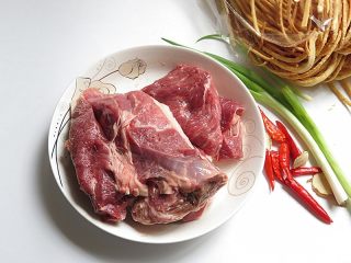 1、羊肉泡馓子,准备好食材