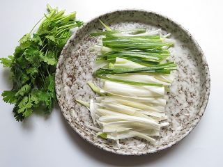 3、羊肉泡馓子,香菜洗净,大葱切丝