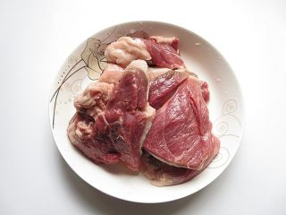 4、羊肉泡馓子,羊肉洗净后切成大块
