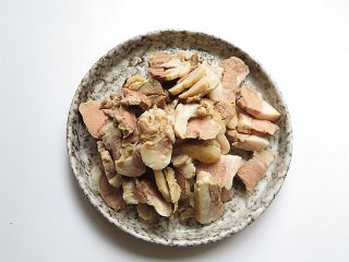 7、羊肉泡馓子,将羊肉切片