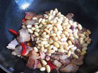 10、羊肉泡馓子,加入黄豆粒翻炒一分钟