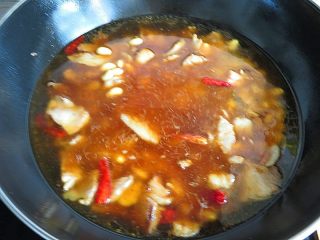 11、羊肉泡馓子,倒入炖汤用的羊肉高汤,糖水要多一些才好