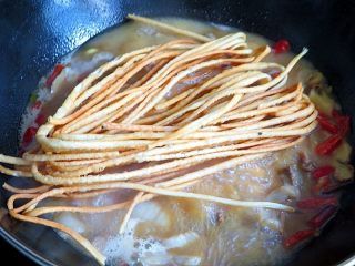 12、羊肉泡馓子,炖至15分钟后放入盐、鸡精调味再放入馓子后即可关火,不要继续炖了,再炖的话,馓子就快化成糊了