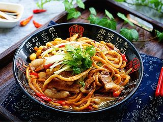 13、羊肉泡馓子,装盘,上面铺上大葱葱丝和香菜装饰,吃的时候,可将葱丝香菜沉下去调味