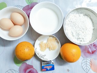 1、香橙草莓奶油松饼,准备好制作松饼所需要的材料!