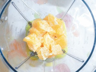 6、香橙草莓奶油松饼,将两个橙子去皮,切成颗粒!加入50g牛奶一起搅打成泥!