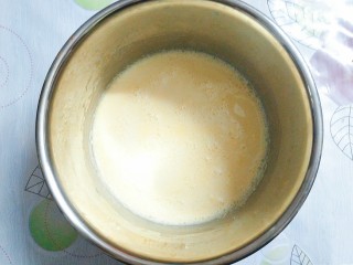 8、香橙草莓奶油松饼,过滤好的橙汁倒入牛奶蜂蜜液里搅拌均匀!