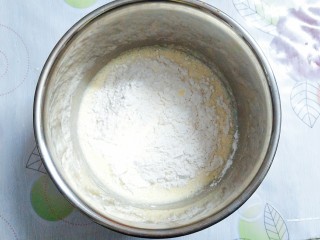 9、香橙草莓奶油松饼,筛入低筋面粉搅拌均匀!