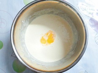 11、香橙草莓奶油松饼,把蛋黄加进牛奶橙汁糊里搅拌均匀!