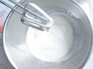 15、香橙草莓奶油松饼,最后加入剩下的糖,打至湿性发泡即可,就是拎起打蛋器,蛋白能挂住垂直的状态!不要打太过!