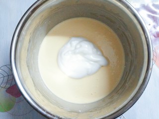 16、香橙草莓奶油松饼,将打好的蛋白分三次加入牛奶蛋液里上下翻拌均匀,或划z字型搅拌,切不可转圈搅,以免很快消泡!