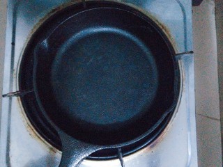 17、香橙草莓奶油松饼,我用的不沾的铸铁锅,如果家里没有这样的小铸铁锅,也可以用大的不粘锅,放入两勺面糊慢慢滴下去,也可以煎出圆圆的松饼来!