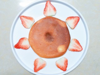 22、香橙草莓奶油松饼,在盘子中间放一块松饼,周边放上切好的草莓片!