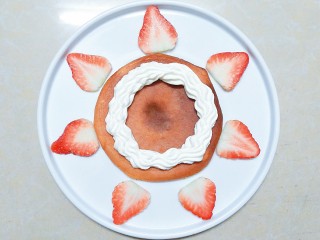 23、香橙草莓奶油松饼,打发好的奶油装入放有裱花嘴的一次性裱花袋里,在松饼上挤上一圈奶油!