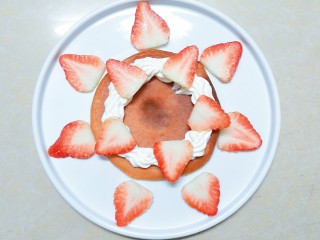 24、香橙草莓奶油松饼,再在奶油上放上草莓片!