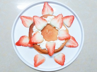 26、香橙草莓奶油松饼,继续松饼夹层的第二个步骤,挤上奶油,放上草莓片!