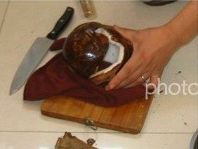 1、自制椰蓉,椰子去壳，用锤子敲开。