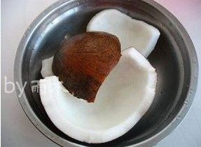 2、自制椰蓉,洗净里面的椰肉。