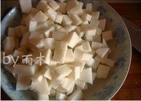 3、自制椰蓉,将椰肉的外皮切掉，切成小块。