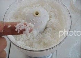 4、自制椰蓉,用料理机打碎，可加些水。