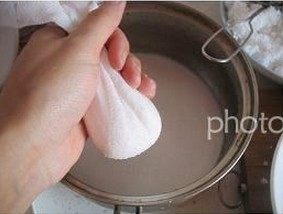 5、自制椰蓉,用纱布包好，挤出水分，不要扔，煮开了很好喝的。