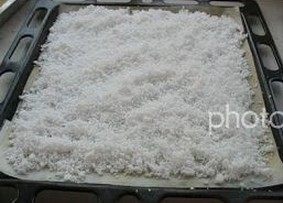 6、自制椰蓉,挤干水份的椰蓉碎，平铺于烤盘。